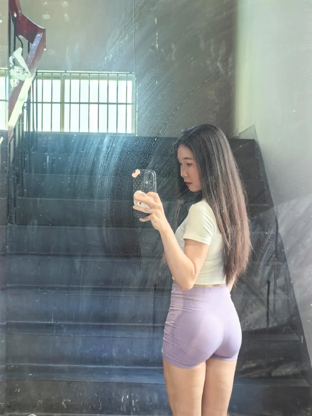 健身只能黑白灰？看她七套瑜伽裤穿搭