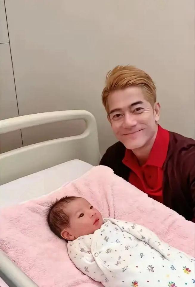 老父亲满眼含笑，小娃娃好萌啊！虽说没能儿女双全，但他字里行间全是幸福，直言家里