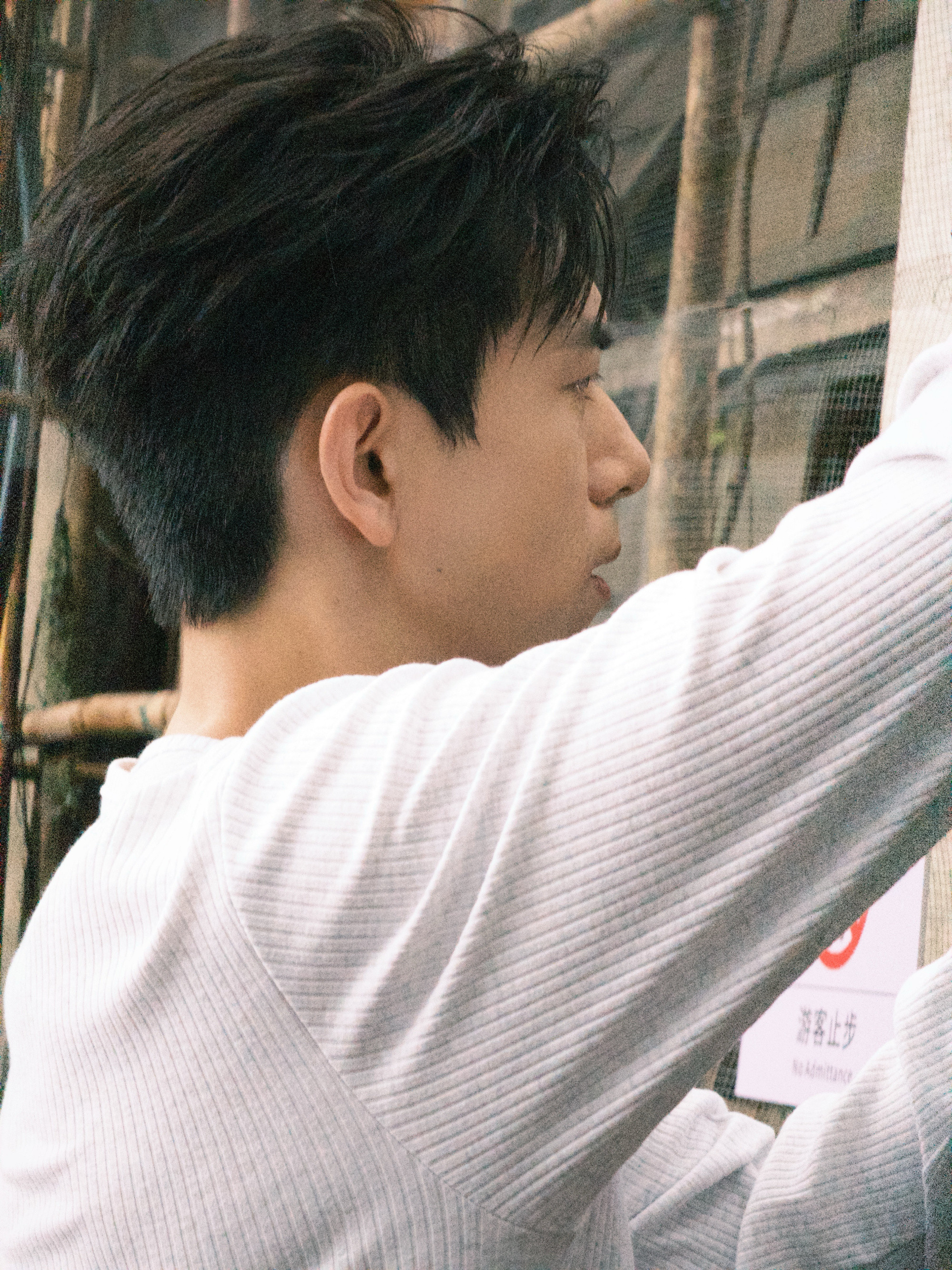 1.李现在拍戏挺随性的，身边没助理也没经纪人跟着，一个人进组一个人收工，能自己干