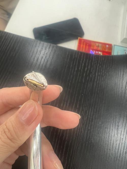 银包金的真相揭开，男子几乎崩溃大哭！2月13日，一媒体报道，河南郑州一男子带着