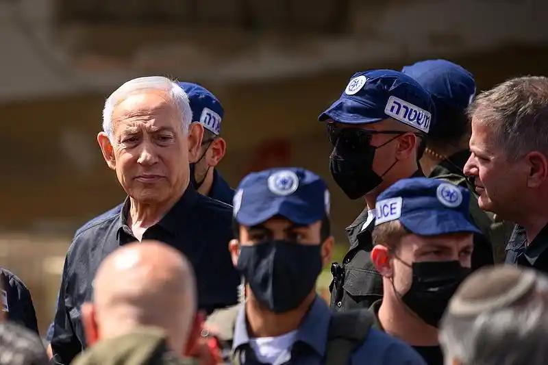 以色列总理内塔尼亚胡，又一次成功躲过了贪腐案的出庭审理，找的理由听着高大上，实则