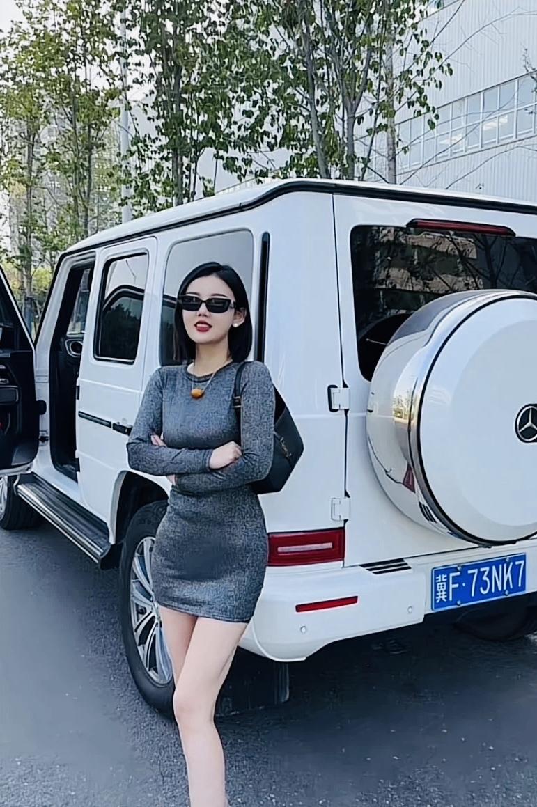 河北名媛，保定刘娇娇，150万粉丝的女网红，站在自己300多万的奔驰大G越野车A