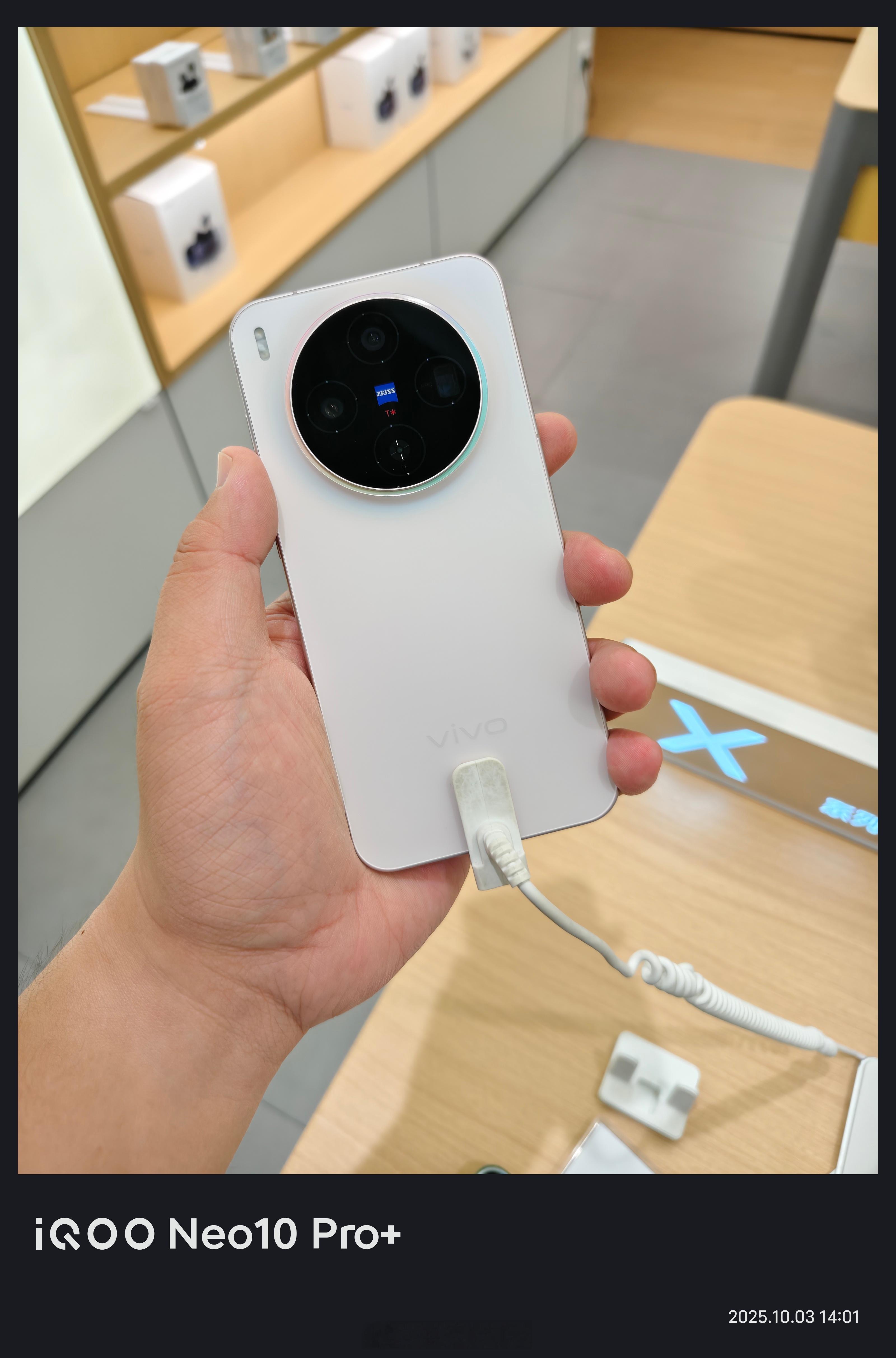 到店里把玩了一下vivoX300，一体冷雕和这个炫彩真的是很独特[鼓掌]单手掌