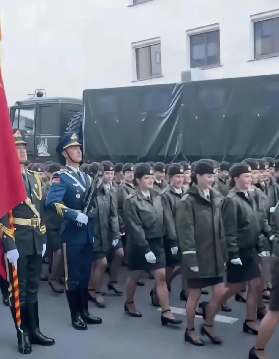 昨天的莫斯科红场阅兵彩排，正在行进中的俄罗斯女兵方阵突然乱了步伐。