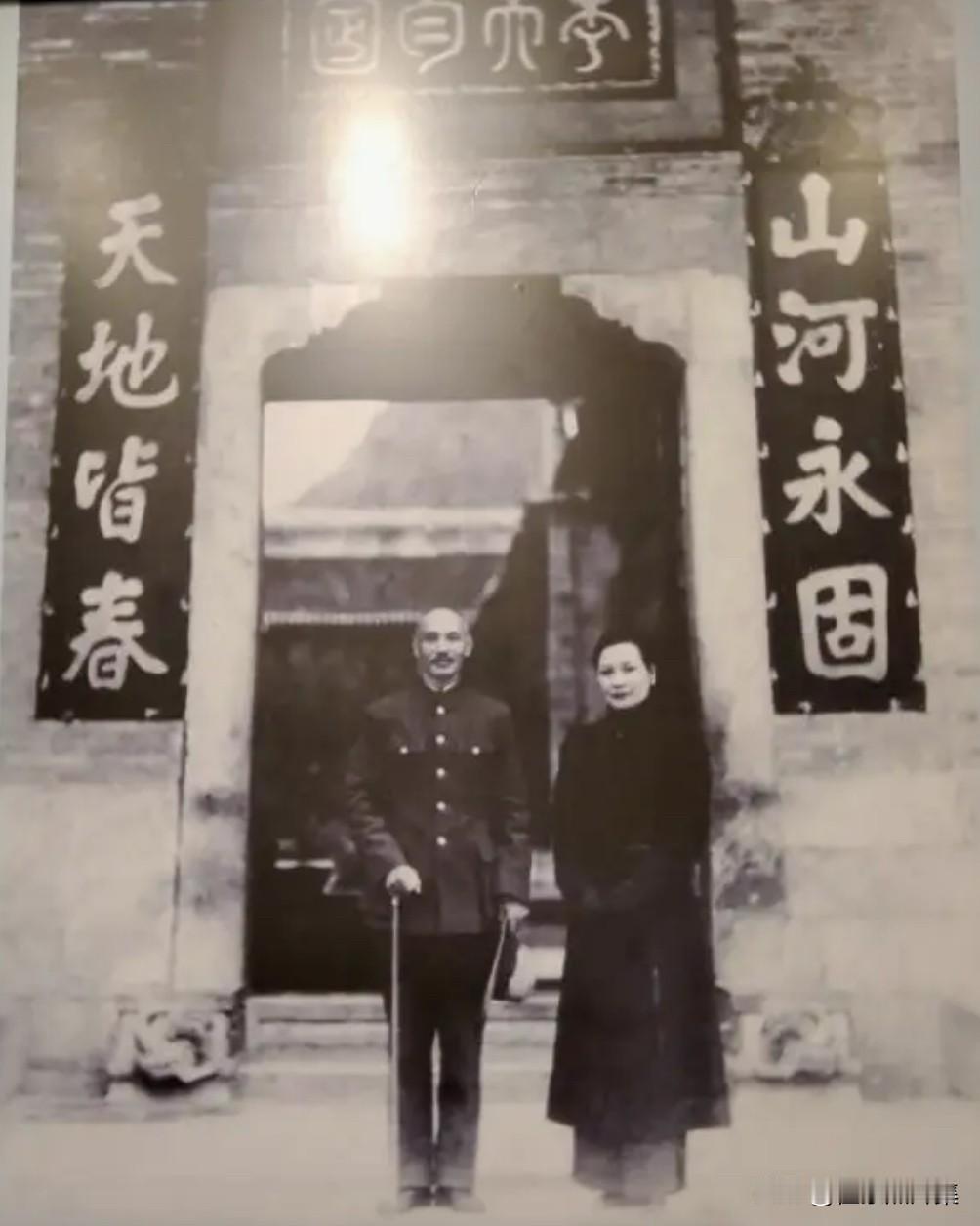1940年12月4日，蒋介石携夫人宋美龄千里迢迢亲临广西桂林李宗仁故居，专程看望