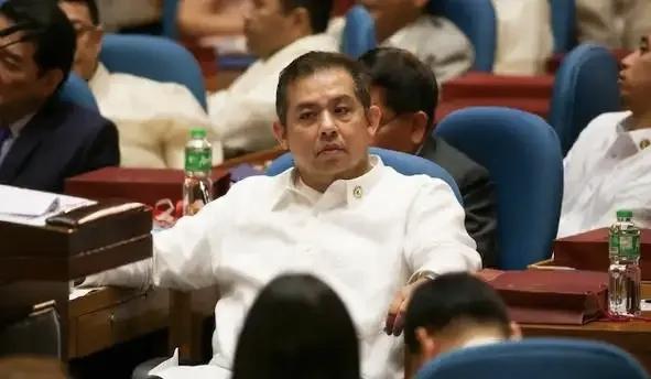 4位被告已逃2位，怎么查？近日，菲移民局证实，前众议长罗穆亚尔德斯的防洪贪腐案