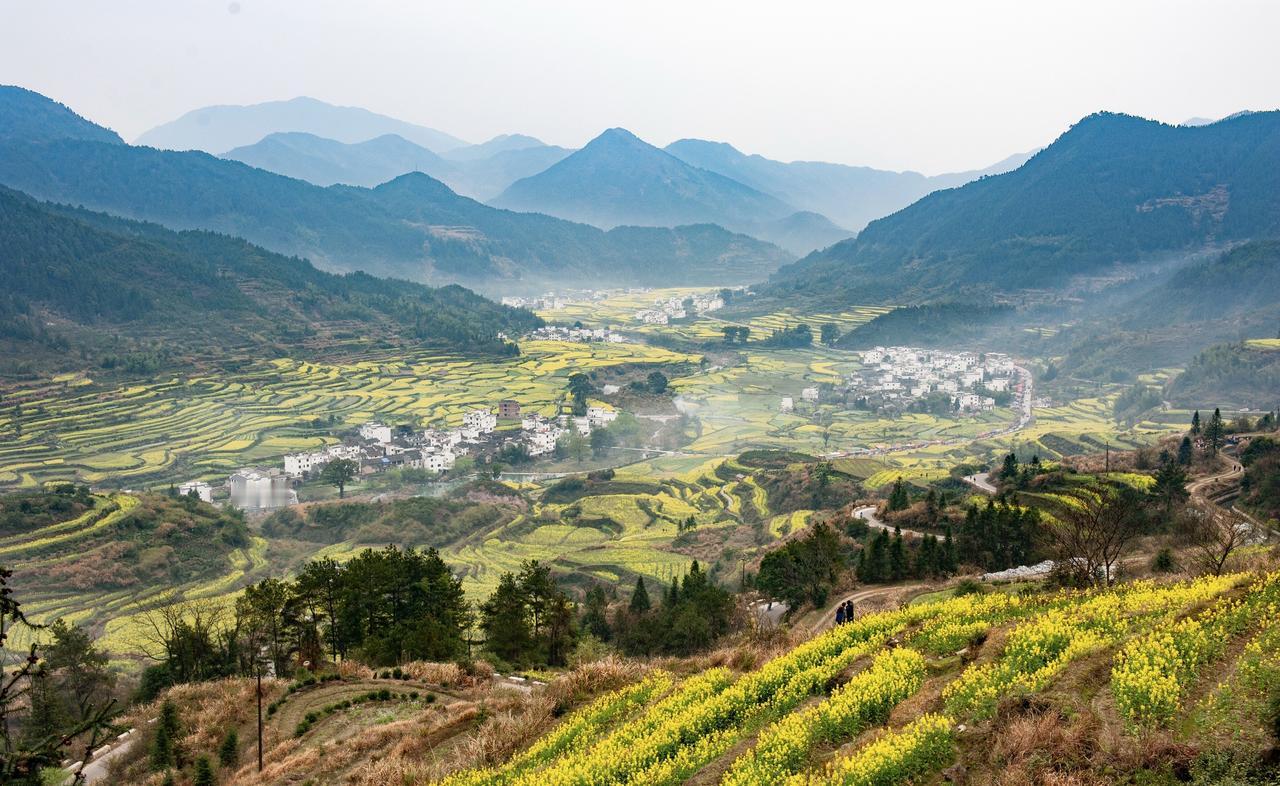 今天跟一个高二的学生家长聊天，这个孩子成绩非常好，但是到了高二以后成绩直线的下降