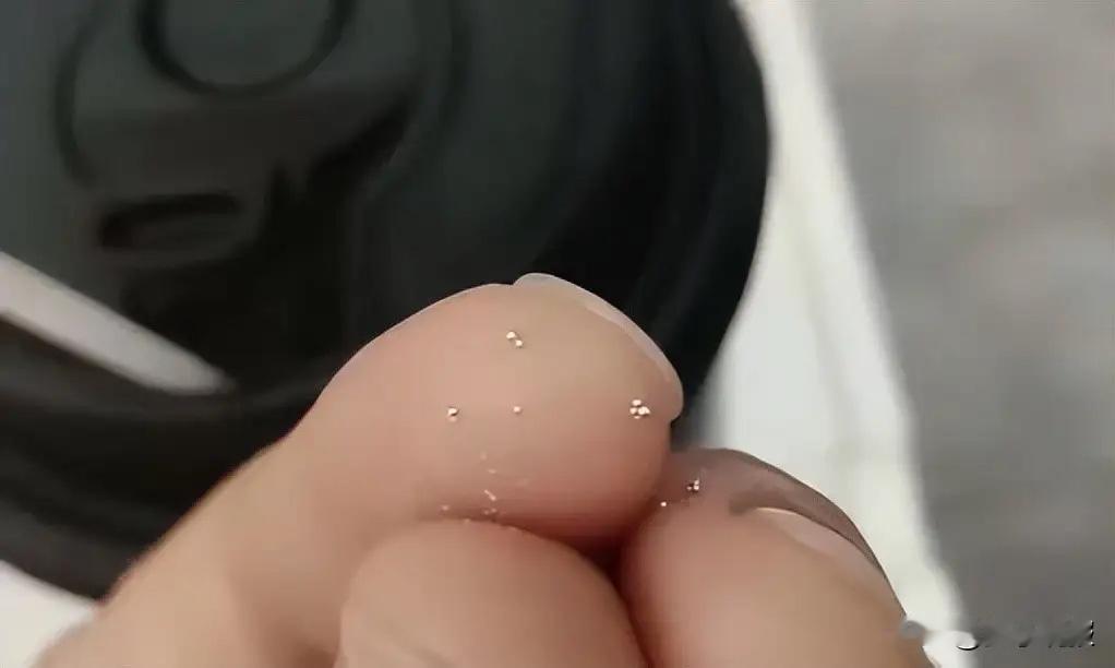 安徽宿州，一女子发视频说自己买了杯奶茶，喝到一半竟从中喝出水银，她吓得直接报警，