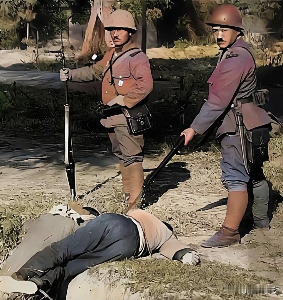 封藏多年的日本军队内部刊物曝光，两只步枪一般高的小日子在枪杀中国老百姓后，摆拍了