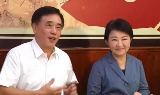 起风了，未获卢秀燕力挺，郝龙斌果断改口，邱毅向郑丽文提出解方，蓝营内一场权力的风