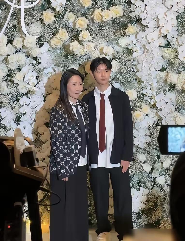 真是开眼了，男人不像男人，女人不像女人。陶晶莹和伊能静的孩子都很让人头疼