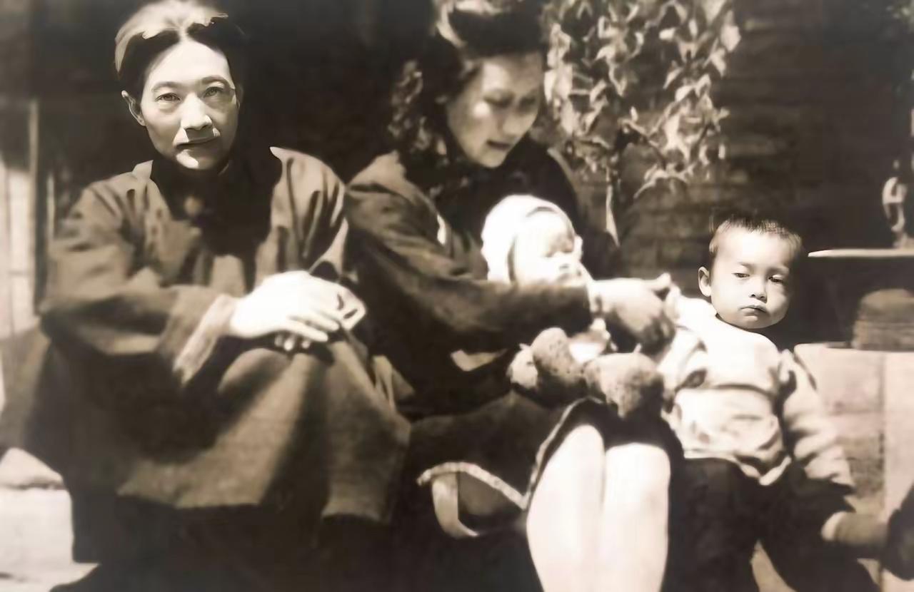 1951年，徐静斐去探望生病的父亲徐悲鸿，却看到23岁的继母廖静文在吃剩饭菜，睡