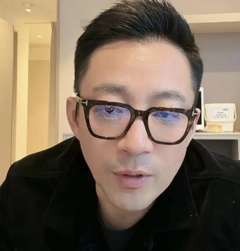 好爸爸汪小菲，搂着小汪宝睡觉，接箖箖和玥儿放学一起聚餐吃个饭小菲最近提到，他