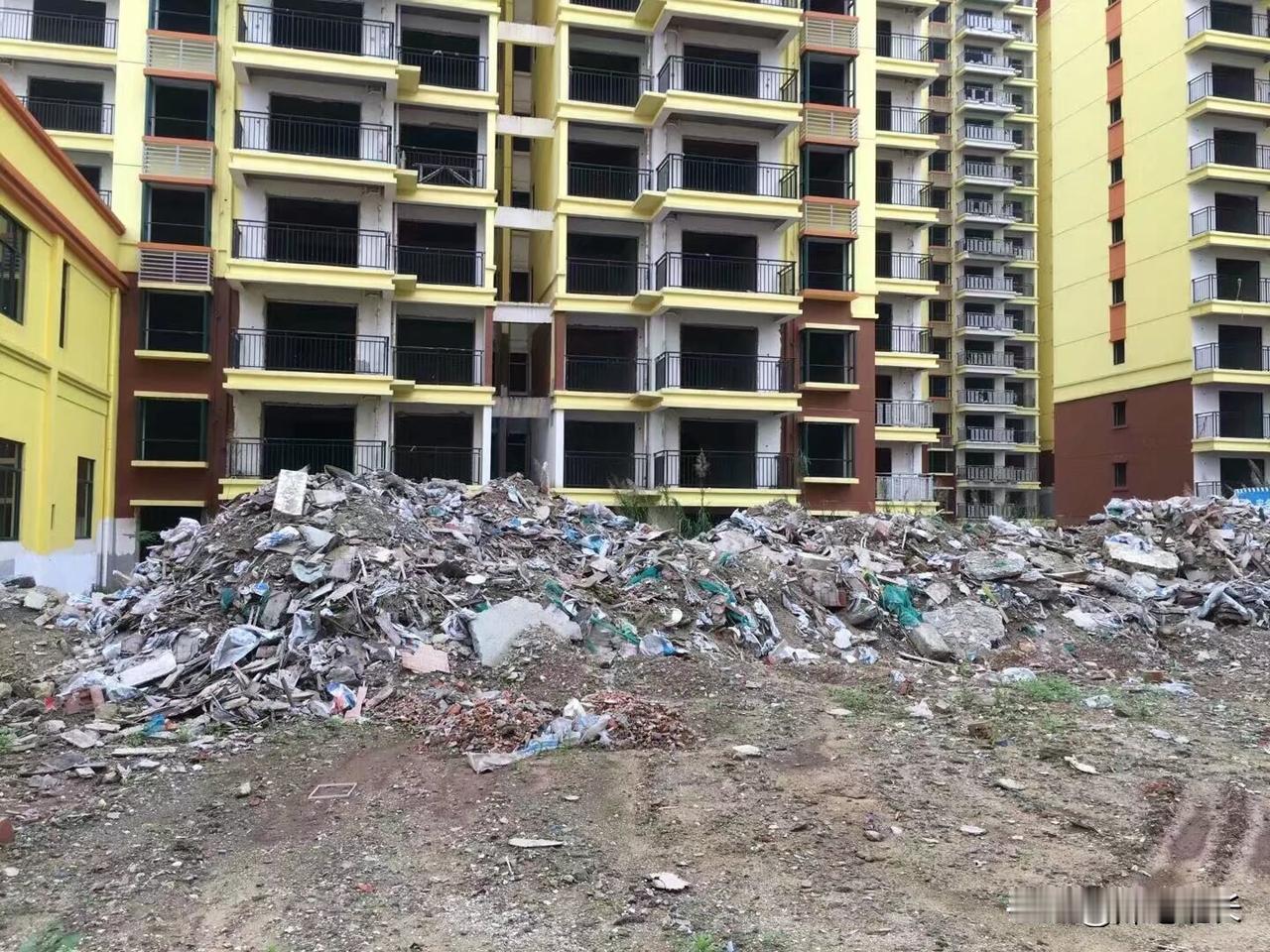 花钱买了烂尾楼我们应该怎么办?“楼盘烂尾工地停工，每月既要承担房租，又要偿还