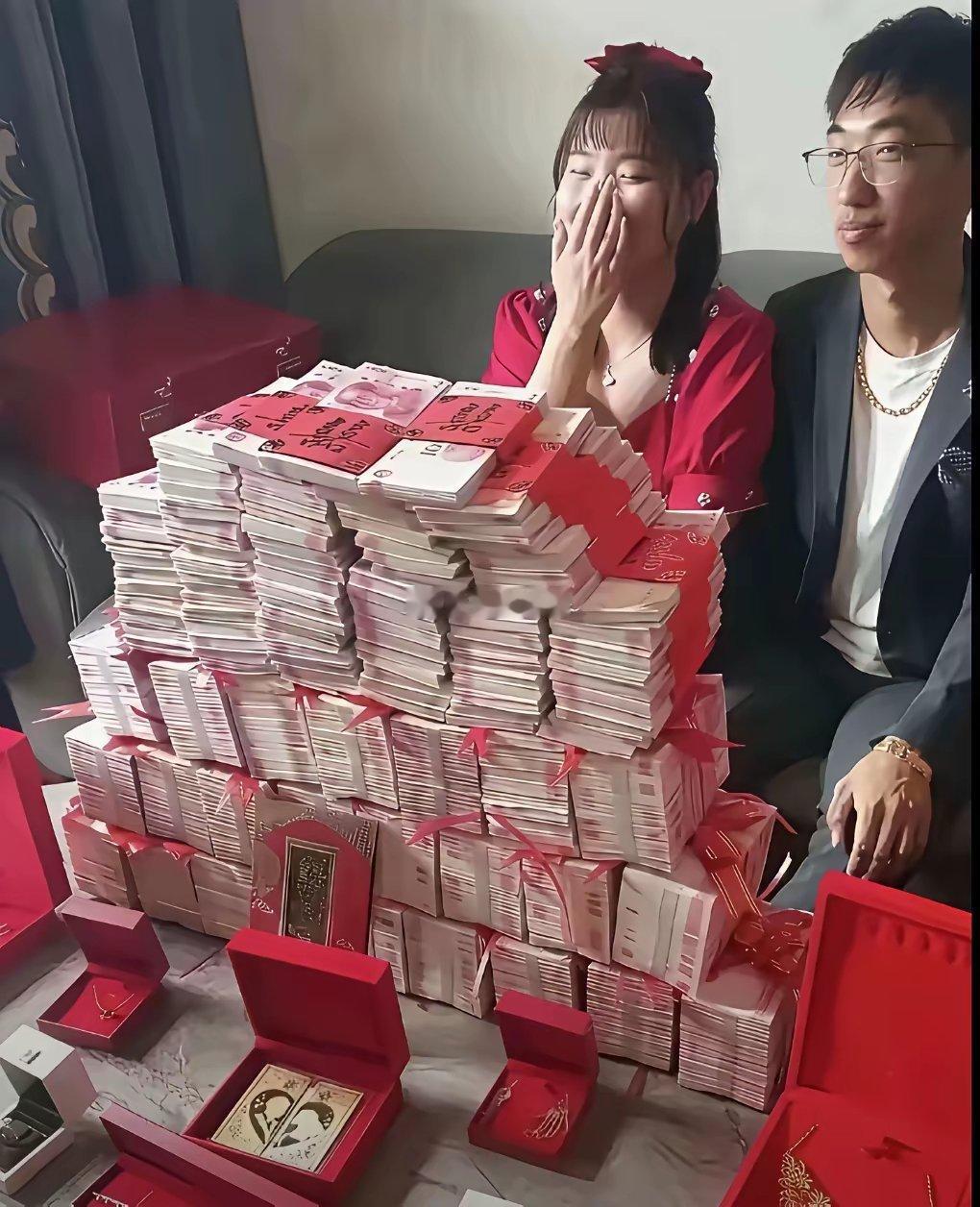 新娘看见眼前堆积如山的钱，乐的捂住了嘴心里可能在想：“钱啊钱”我真的爱你一万年