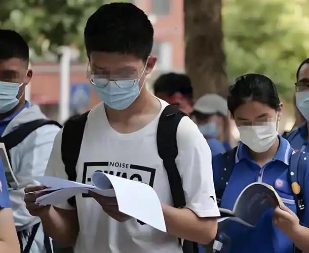 2026高考进入倒计时，没家底没人脉的普通家庭男孩不用盲目乱选专业，12