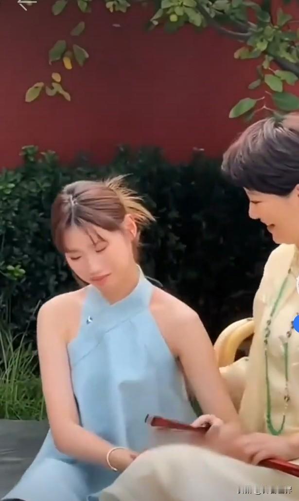 女儿陪妈妈徐帆在园子里拍特写，不知怎么，耍起小孩子性，一脸的不情愿，任性地撒起娇