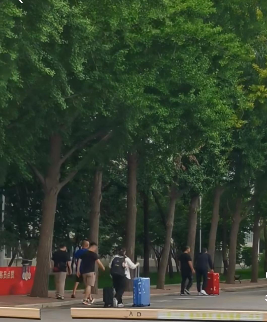 国乒出发瑞典——孙颖莎梁靖崑林诗栋等队员轻装上阵8月14日，国乒出发瑞