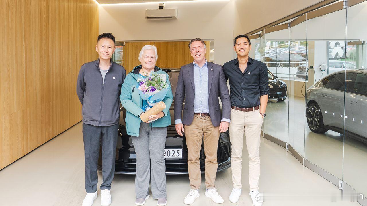 蔚来欧洲这是一场特殊的交付仪式，也是一个典型的蔚来式故事。一个月前，Wench