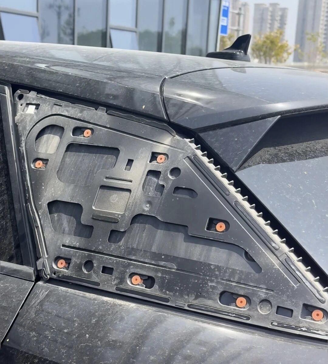 吓死车主了，开高速三角窗自己飞了，看的出来是哪款车吗？