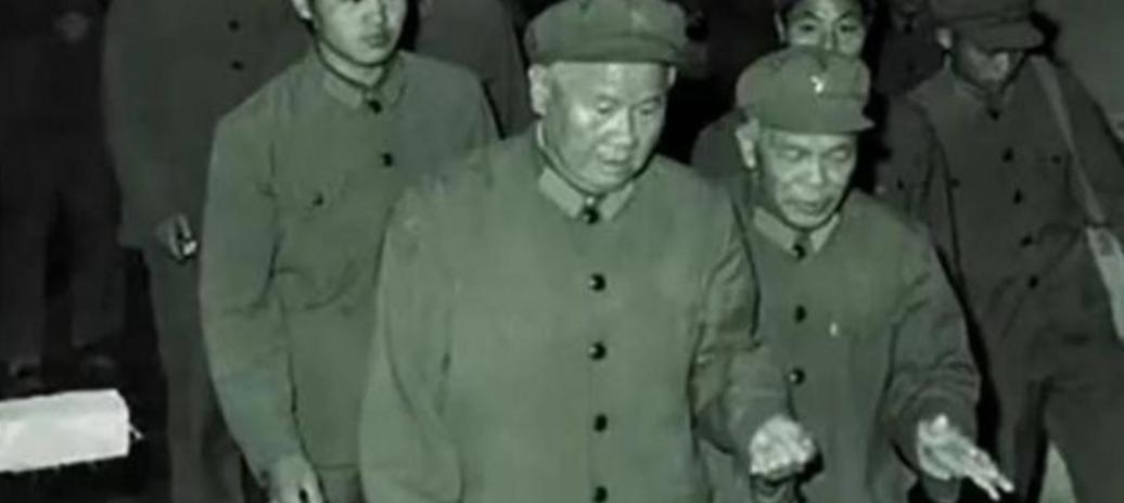 1984年，陈再道正在家中享受宁静时，突然传来敲门声。几名穿着制服的人闯入，说：