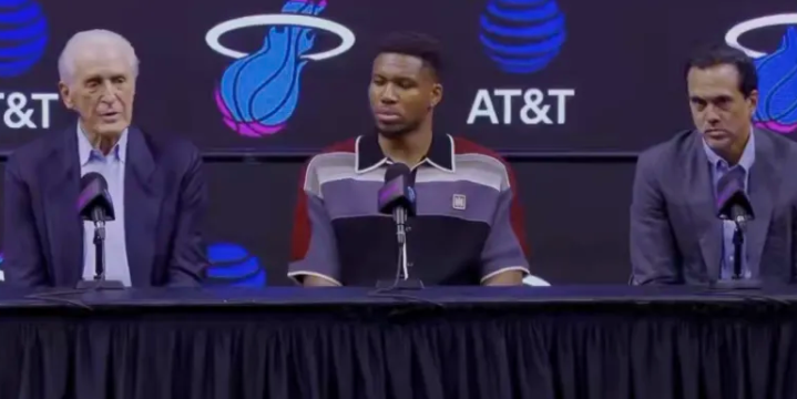 热火总裁帕特-莱利在接受采访时谈到了即将征战NBA第24个赛季的詹姆斯。莱利表