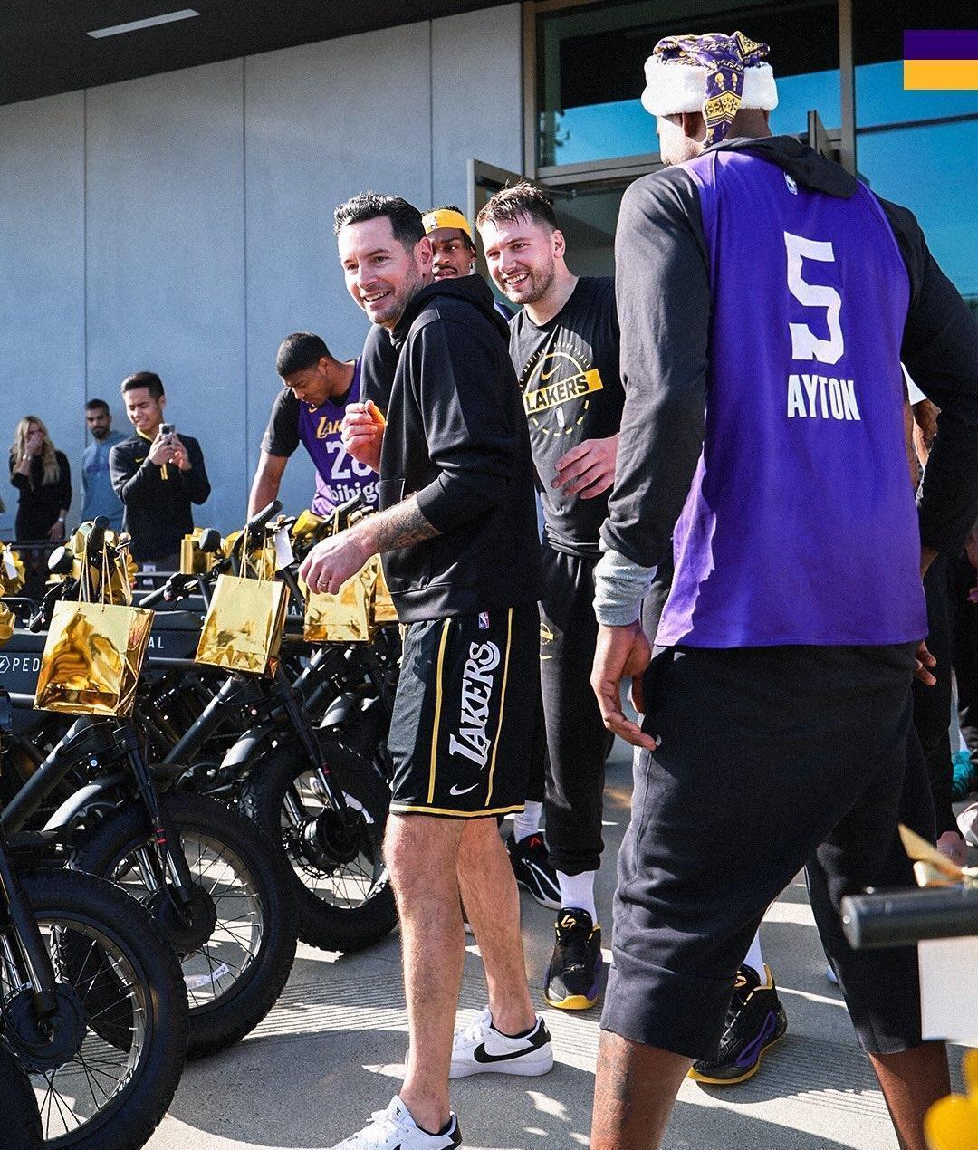 东契奇刚烧了200万美金。但他可能省下了5000万。他为湖人全队103人，每