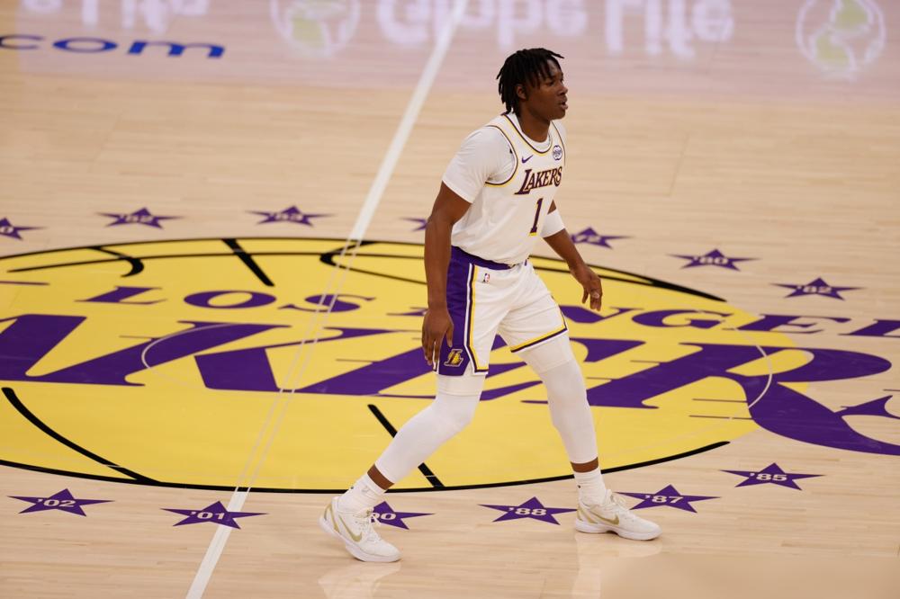 别再替湖人那个新秀喊冤了。他不是詹姆斯的备胎，是一笔正在压力测试的资产。你看