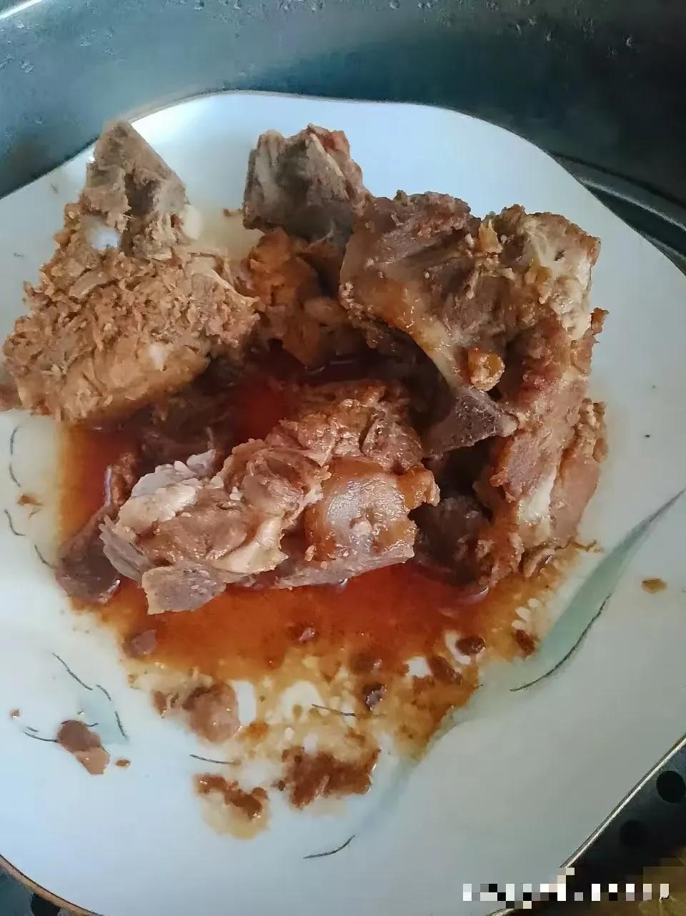 我是一个保姆，在雇主家是很少吃荤，有时候雇主还给我夹，总是说我吃菜太少。我觉得我