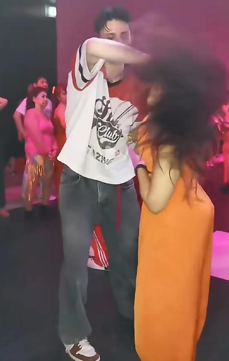 印度女人在杭州找回了尊严，男人找到了温柔乡，一看眼神儿就已经出轨男女只要参加这