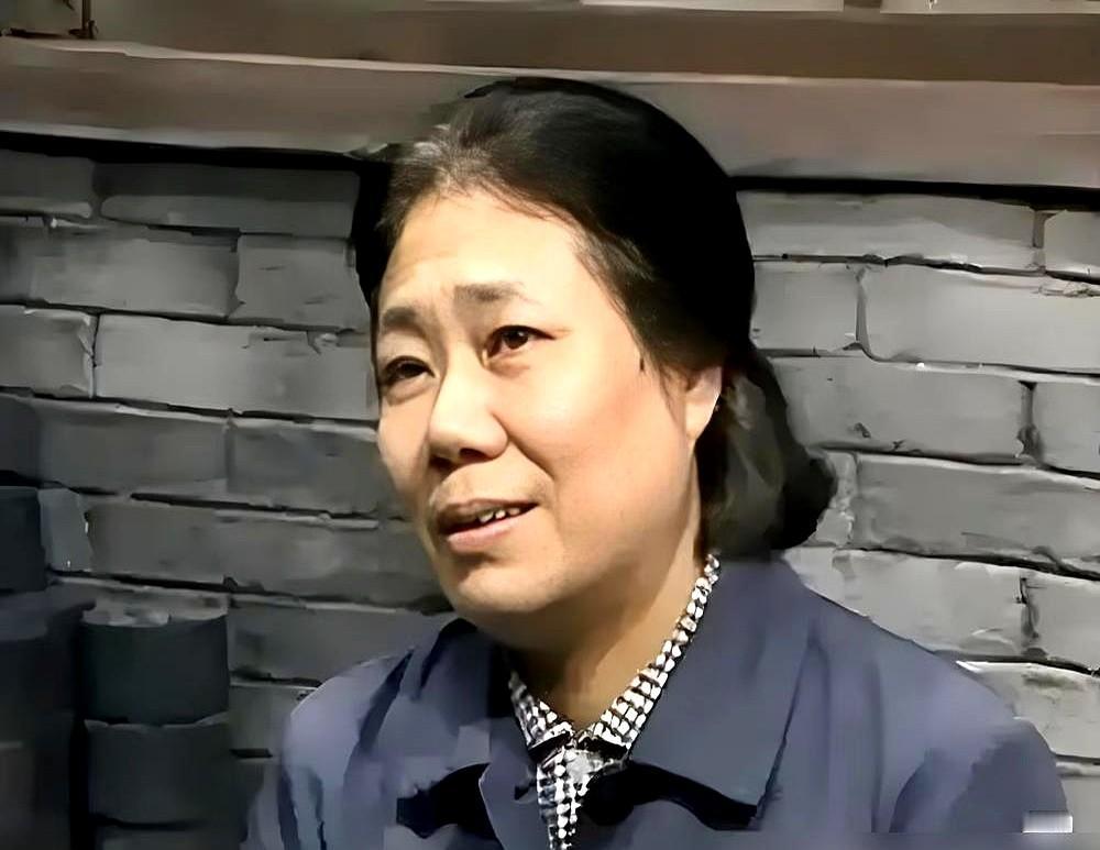 亲妈在剧组演大妈，亲儿子演死对头，每集片酬才100块，最后俩人竟把金鹰奖给包圆了
