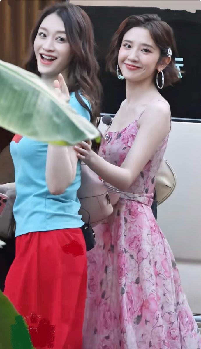 最近李小冉和唐艺昕一起外出，两位搭配的都很时尚，看上去很有姐妹范儿。李小冉上