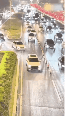 依次交替行驶，这样才是最快的，但是现实很多人都没这样做。