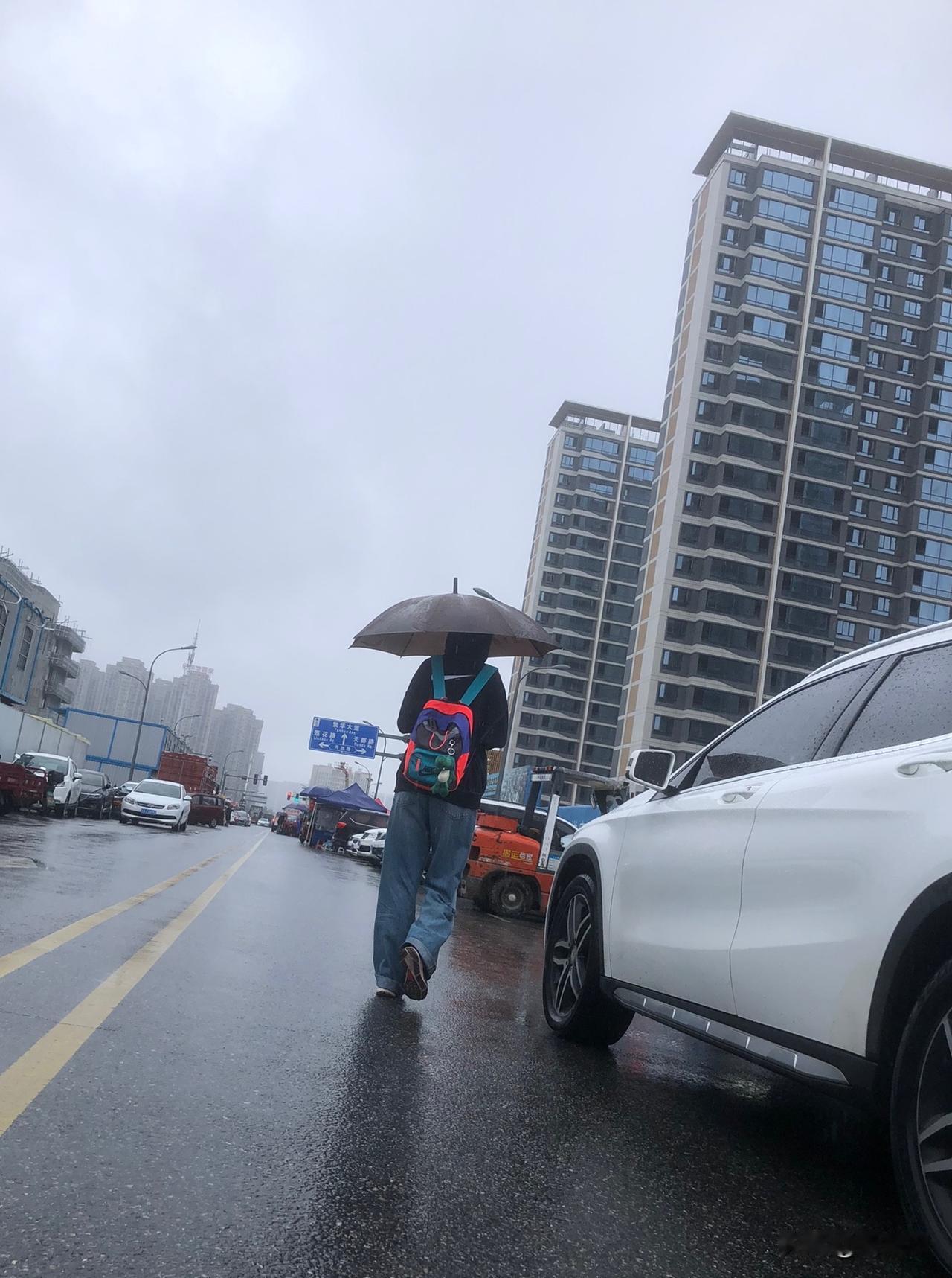 人生四大愿:上一次大学，当一次兵，谈一次恋爱，来一场说走就走的旅行。人生一场