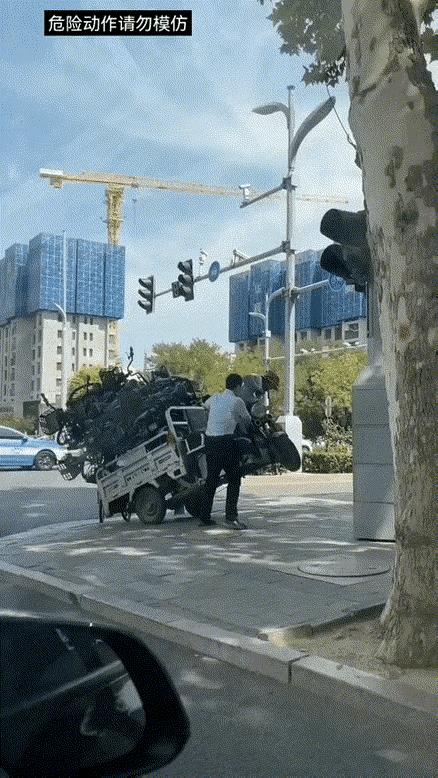 小伙子反应过来赶紧走掉了。
