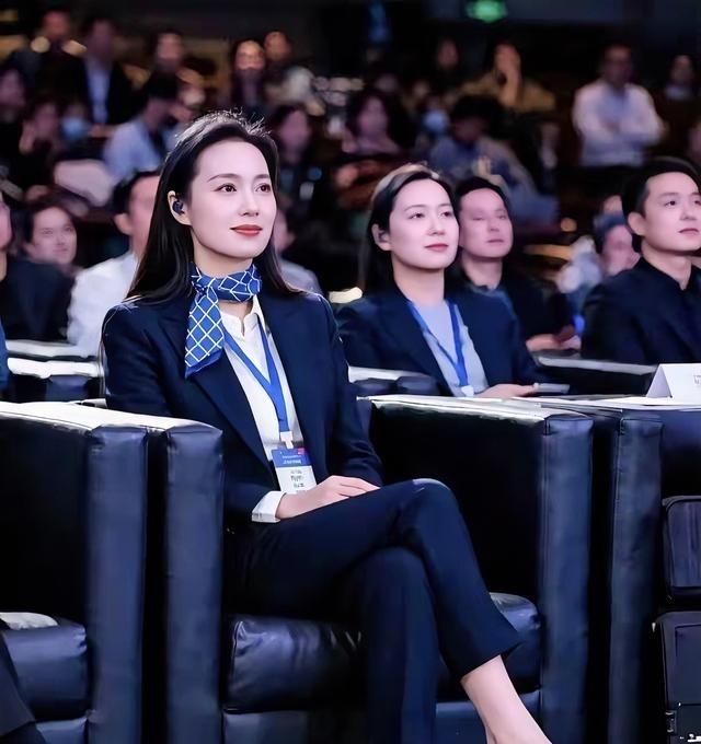 这姐太顶了，普通男的真配不上。不是光长得好看，气场和实力都在线，往那一站就感觉不