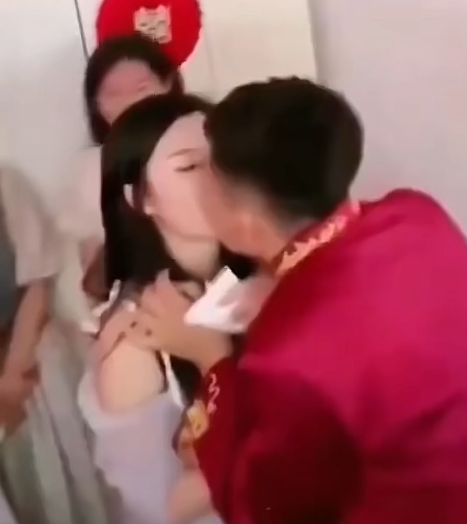 这把伴娘都亲迷糊了[哭笑不得][哭笑不得][哭笑不得]