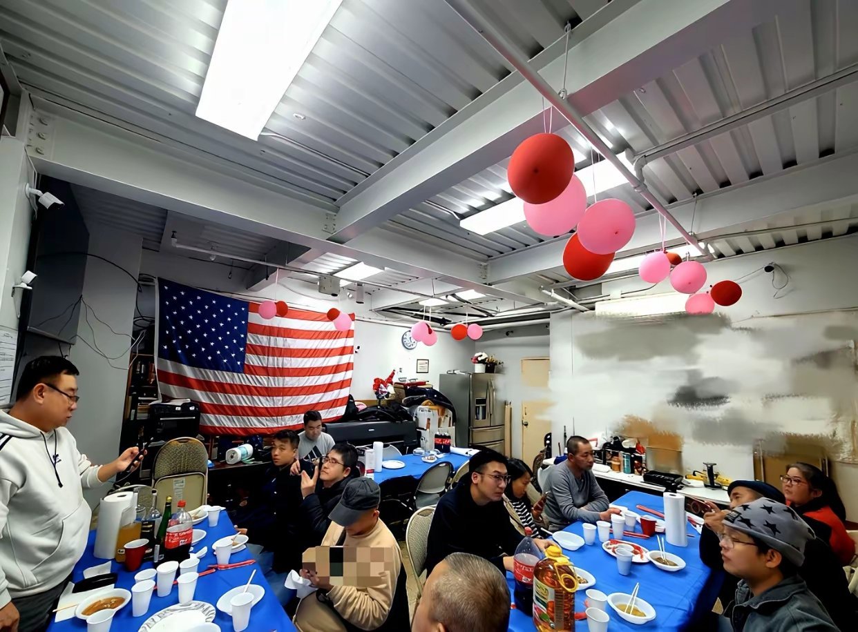 这哪是老乡聚会，简直就是末日生存物资交接仪式。