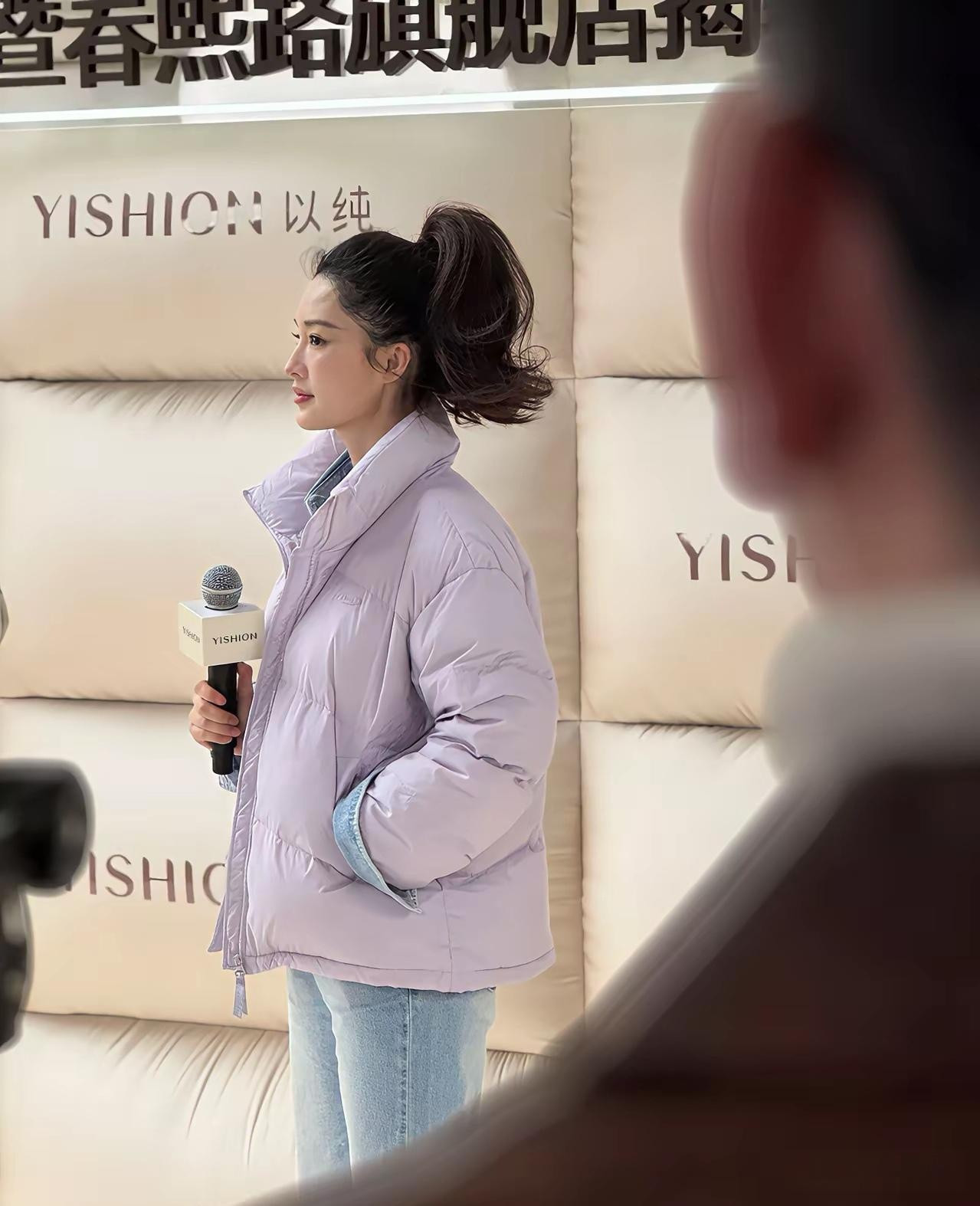 李沁的脸也太小了，感觉后脑勺的马尾都比她的头大。