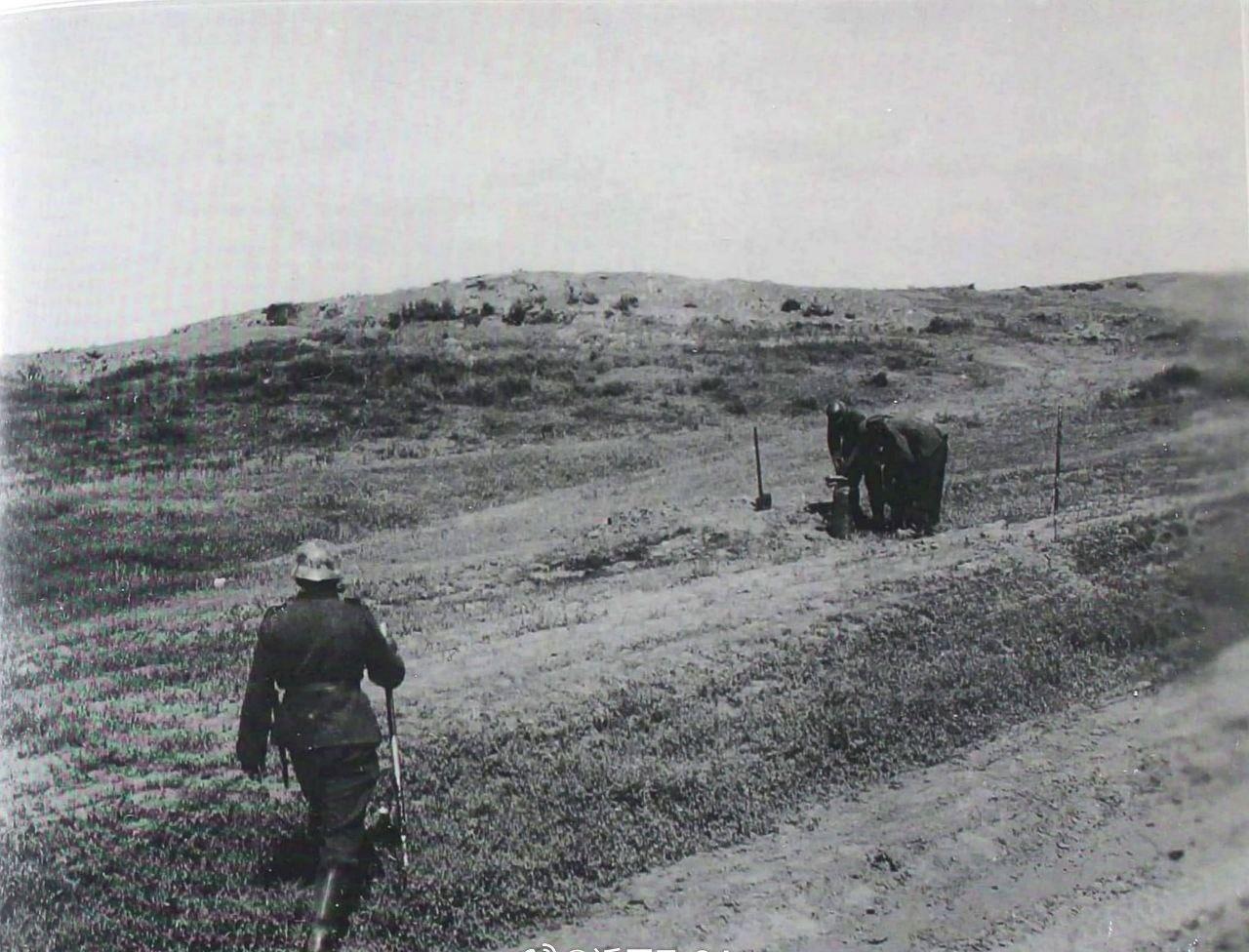 1942年8月，德军第24坦克师第40工兵营的士兵在斯大林格勒附近的草原上挖出了