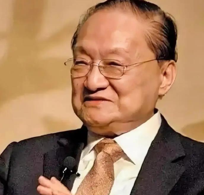 1931年，徐志摩坠机身亡。查家只派了个8岁的孩子去吊唁，这孩子就是后来的金庸。