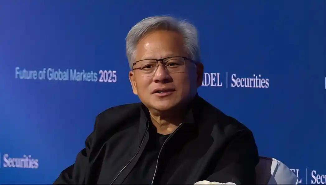 尽管黄仁勋在节目中感叹：“伤害中国的事情，往往也可能伤害美国，甚至更严重。”但已