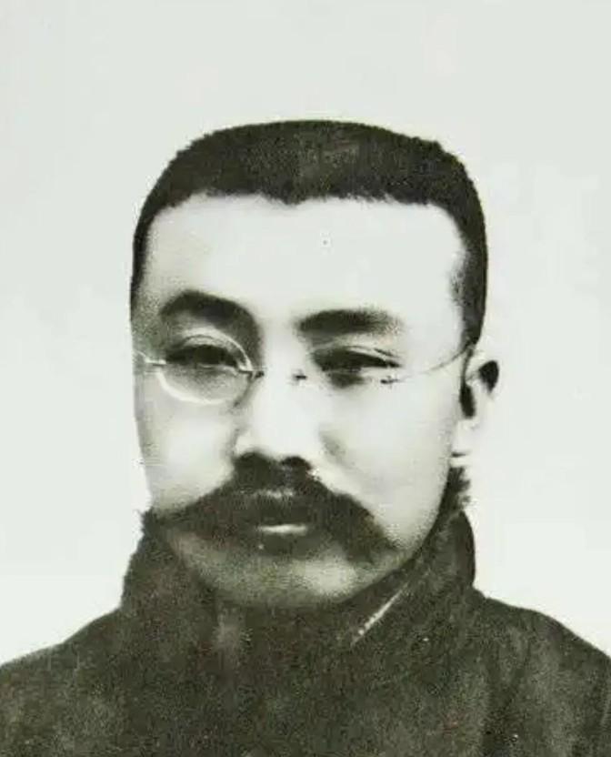 1927年，敌人为逼迫38岁的李大钊招供，对他百般折磨，李大钊死后，尸体停放别处