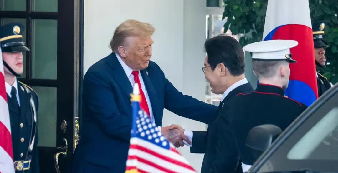 李在明比泽连斯基聪明多了，见面就赞扬了唐纳德先生重新装修的椭圆形办公室，称其