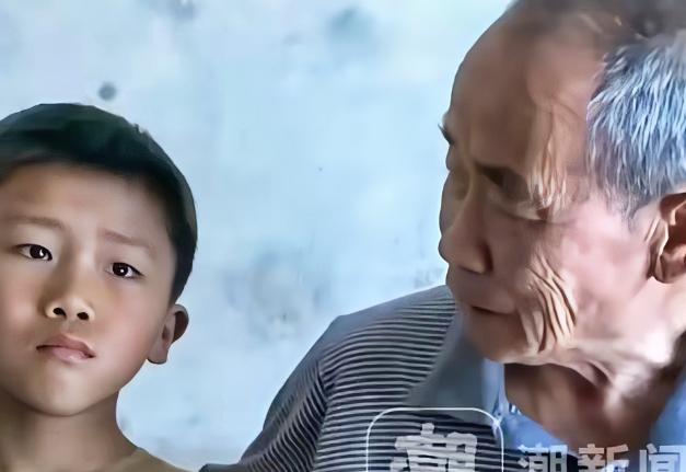 泪目！河南，一9岁男孩父亲去世，母亲改嫁，他和73岁的爷爷相依为命，为了防止