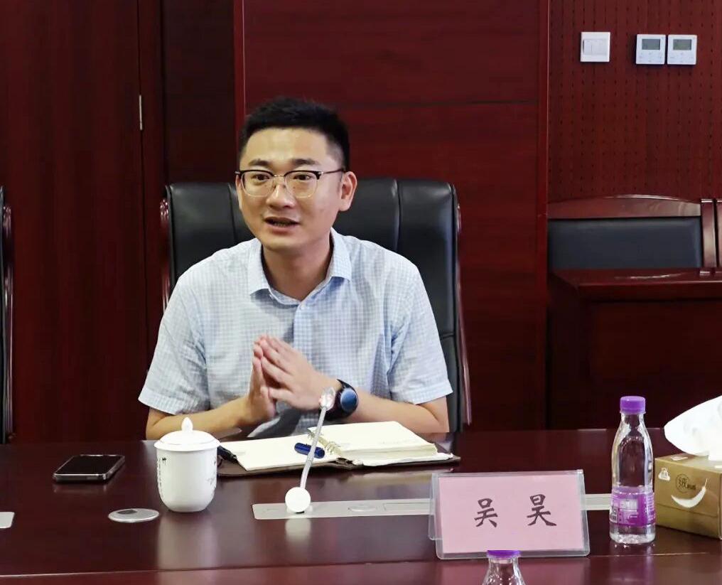 照片中的这人以前在安徽马鞍山市当涂县工作时，我们都叫他吴主任。今天听当涂县的同事