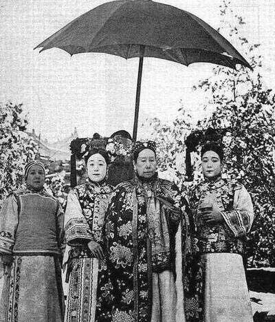 慈禧太后晚年有两个女官，一个是容龄，一个是德龄。德龄在清朝灭亡后，吹自己是中国公