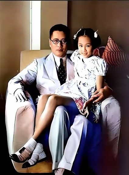 刷到一张老照片，给我干沉默了。宋子文和他女儿，将近一百年前。你敢信吗？他闺女那身