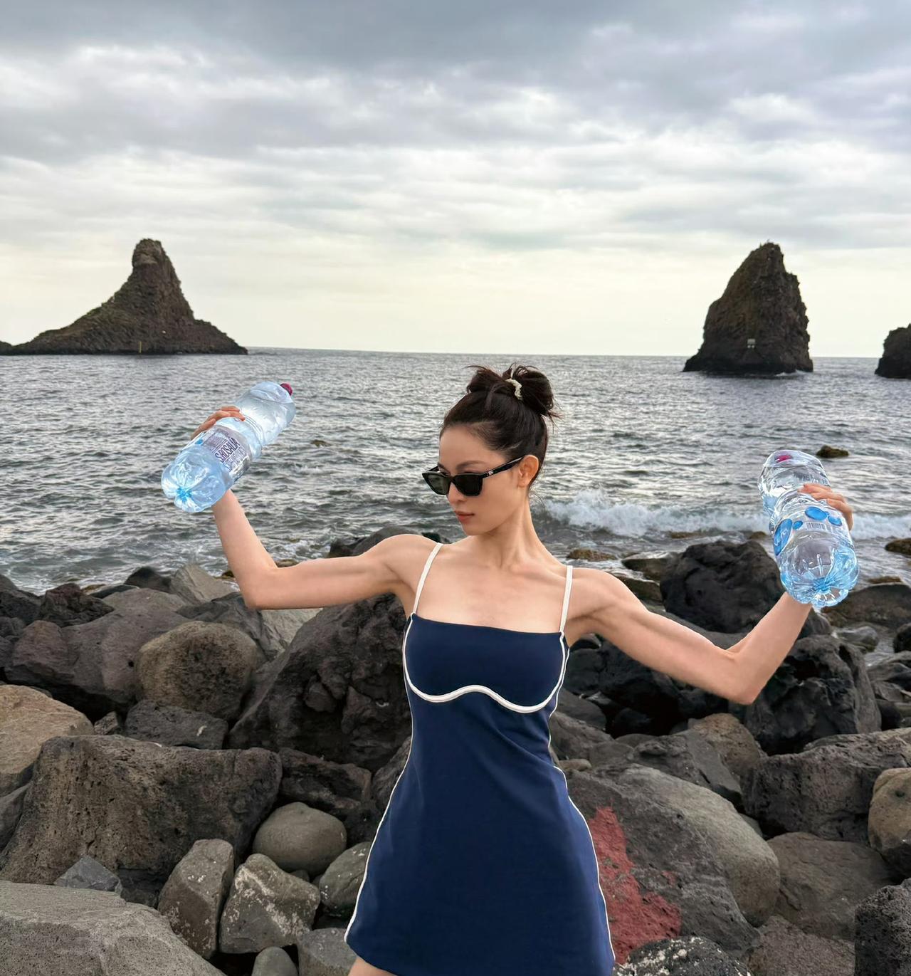 钟楚曦海边拿两瓶水练肌肉，这肌肉线条还真是不错。6月3日，钟楚曦分享了一组自己