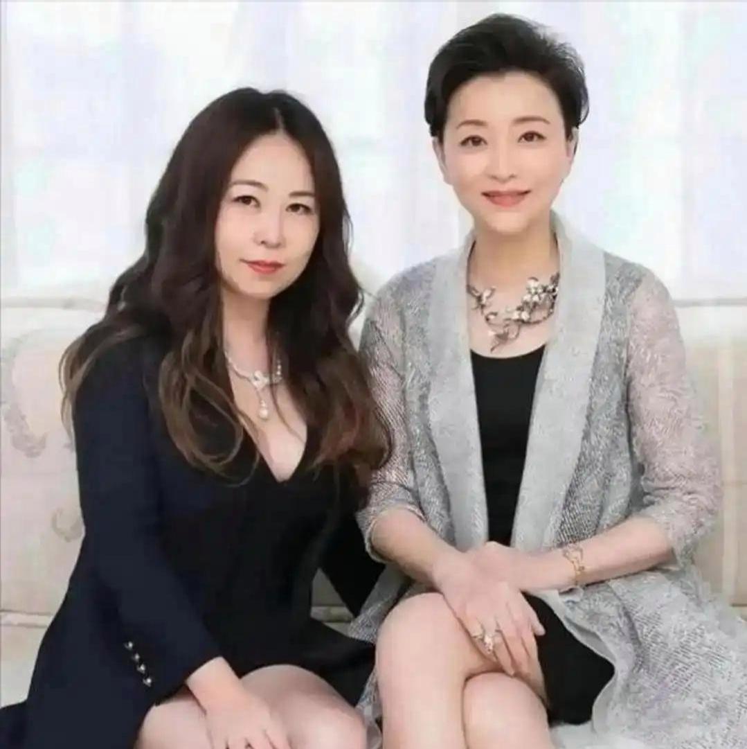 同框反差好大！杨澜和25岁女儿合照曝光谁能想到杨澜女儿都25岁了，母女同框